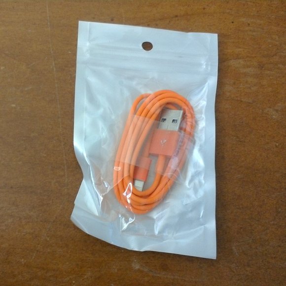 Free w/ purchases over 20$ NWT Apple recharging wire for iPhone and iPad - Picture 4 of 4